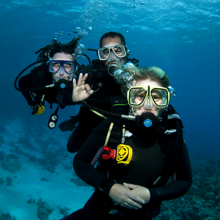 3 happy scuba divers during their diving course in Playa del Carmen
