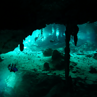 Picture of divers present in the exit area of the Dos Ojos Cavern dive.